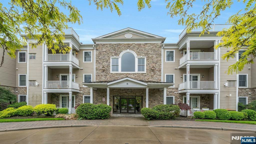 Property Photo:  5 E Tenakill Park E Drive 110  NJ 07626 