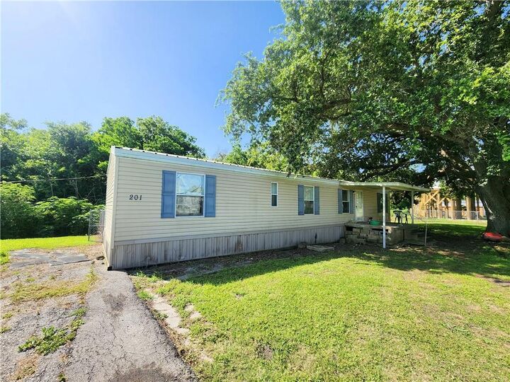Property Photo: 201 Caroline Drive LA 70083
