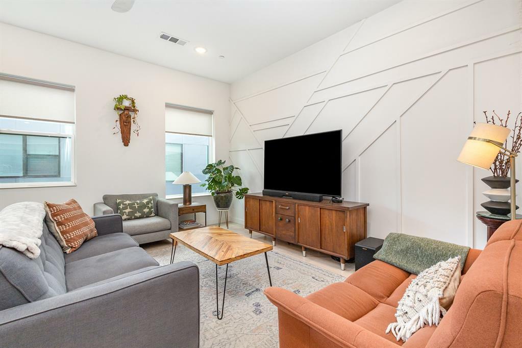 Property Photo: 427 W 10th Street 803 TX 75208