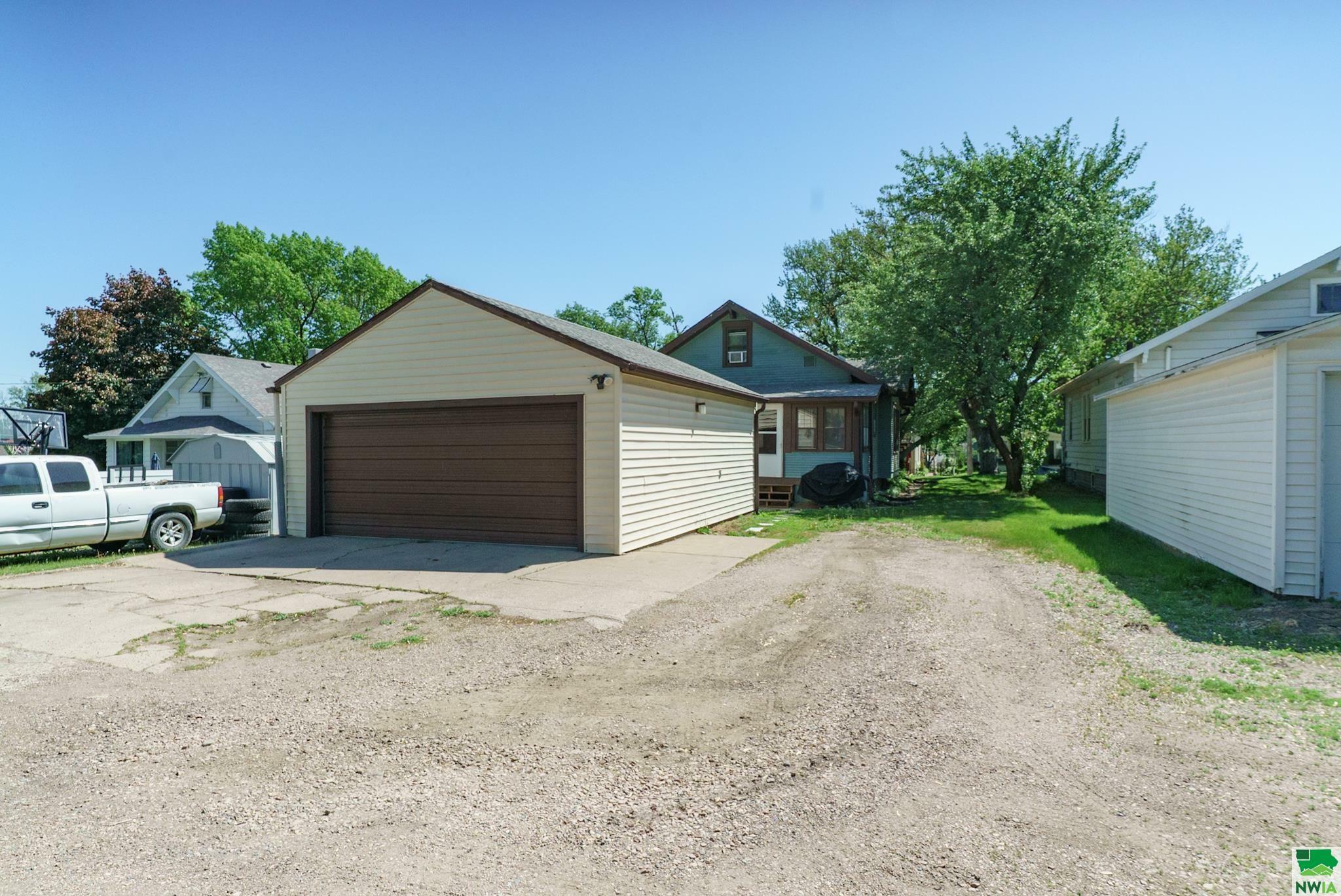 Property Photo: 609 S Westcott St IA 51106