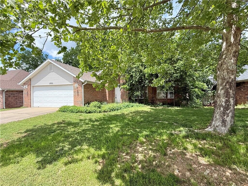 Property Photo:  2700 SW Seminole Street  AR 72712 