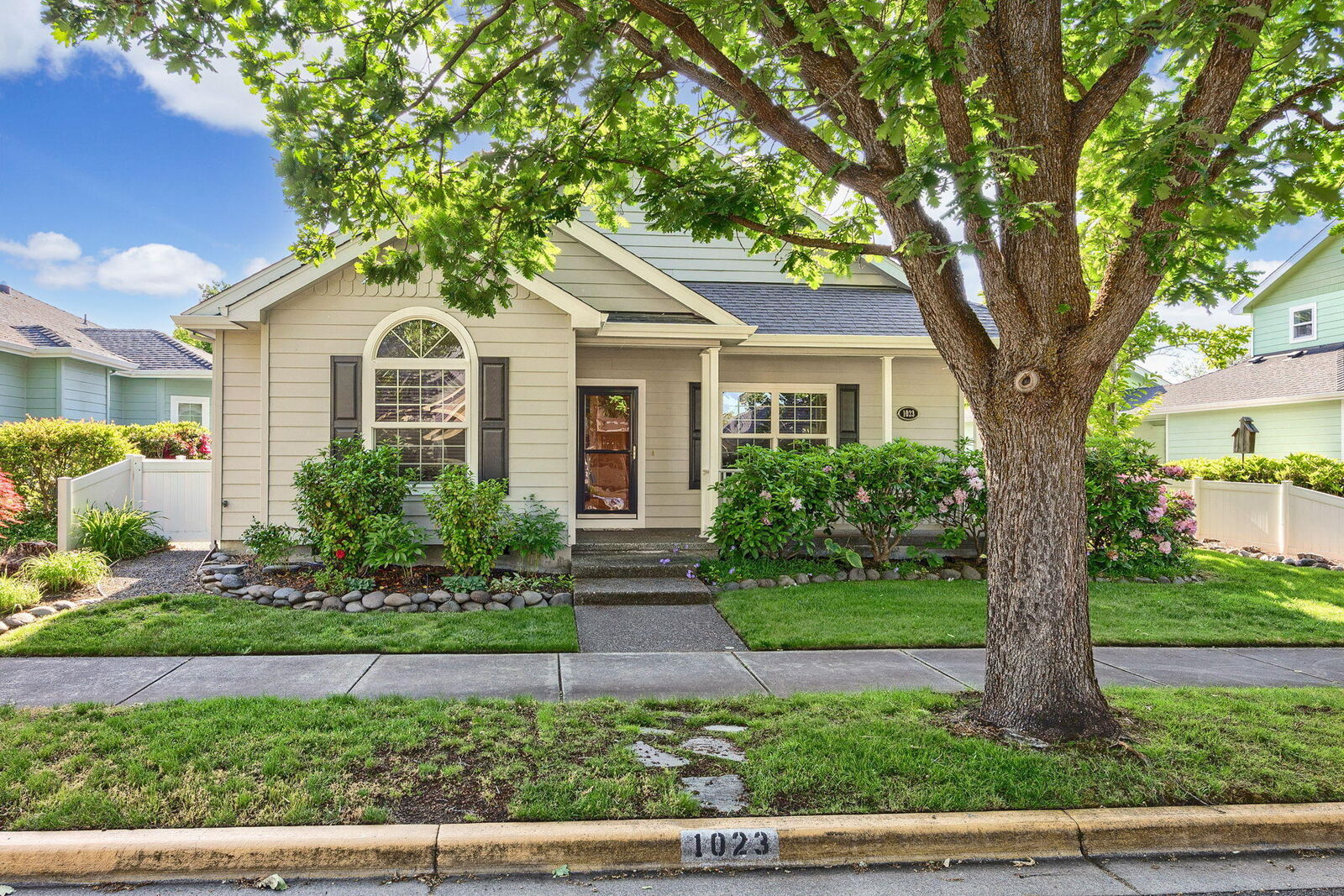 Property Photo:  1023 Sandoz Street  OR 97502 