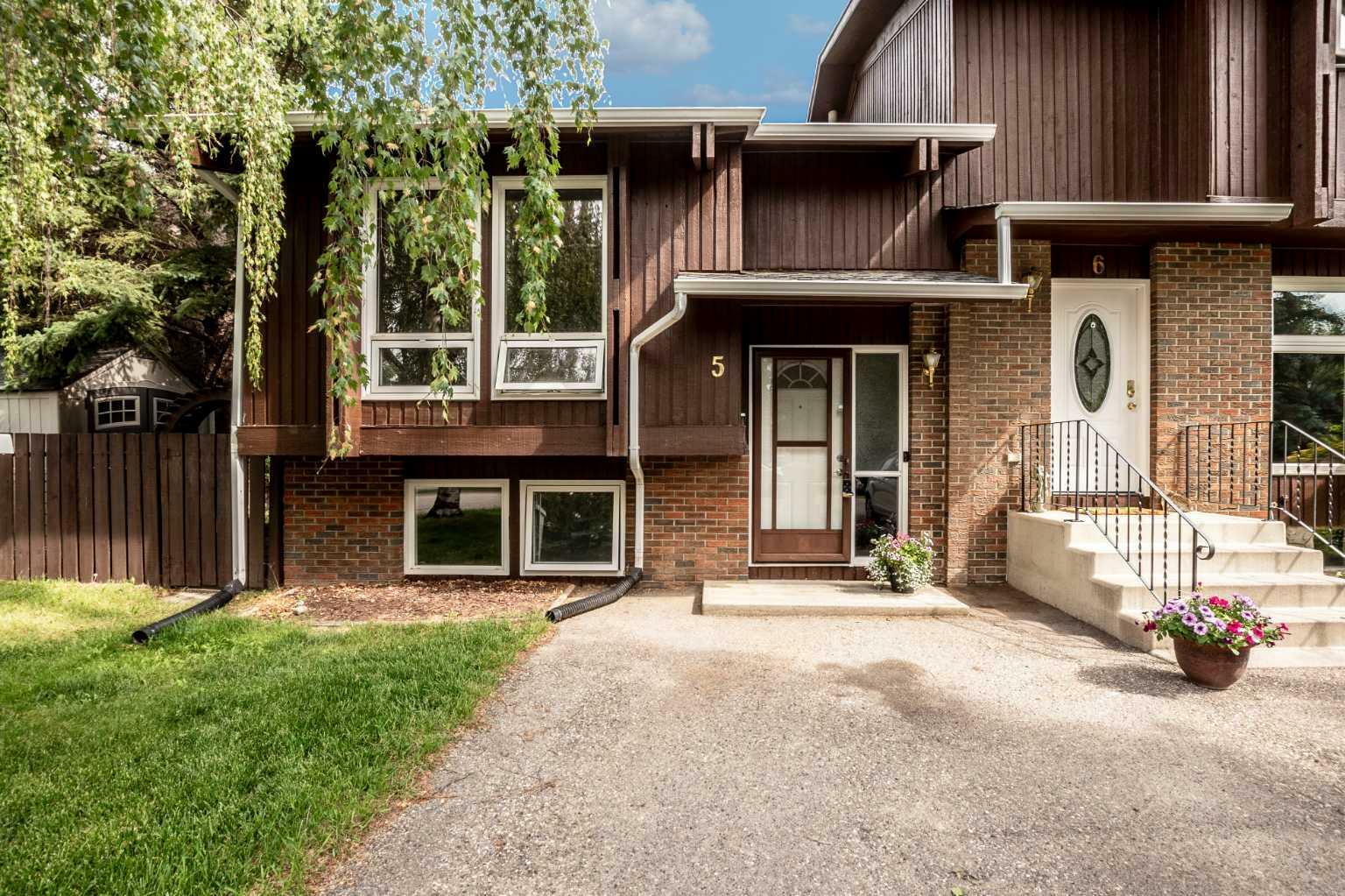 Photo de la propriété: 5 Pekisko Road SW AB T1V 1C6