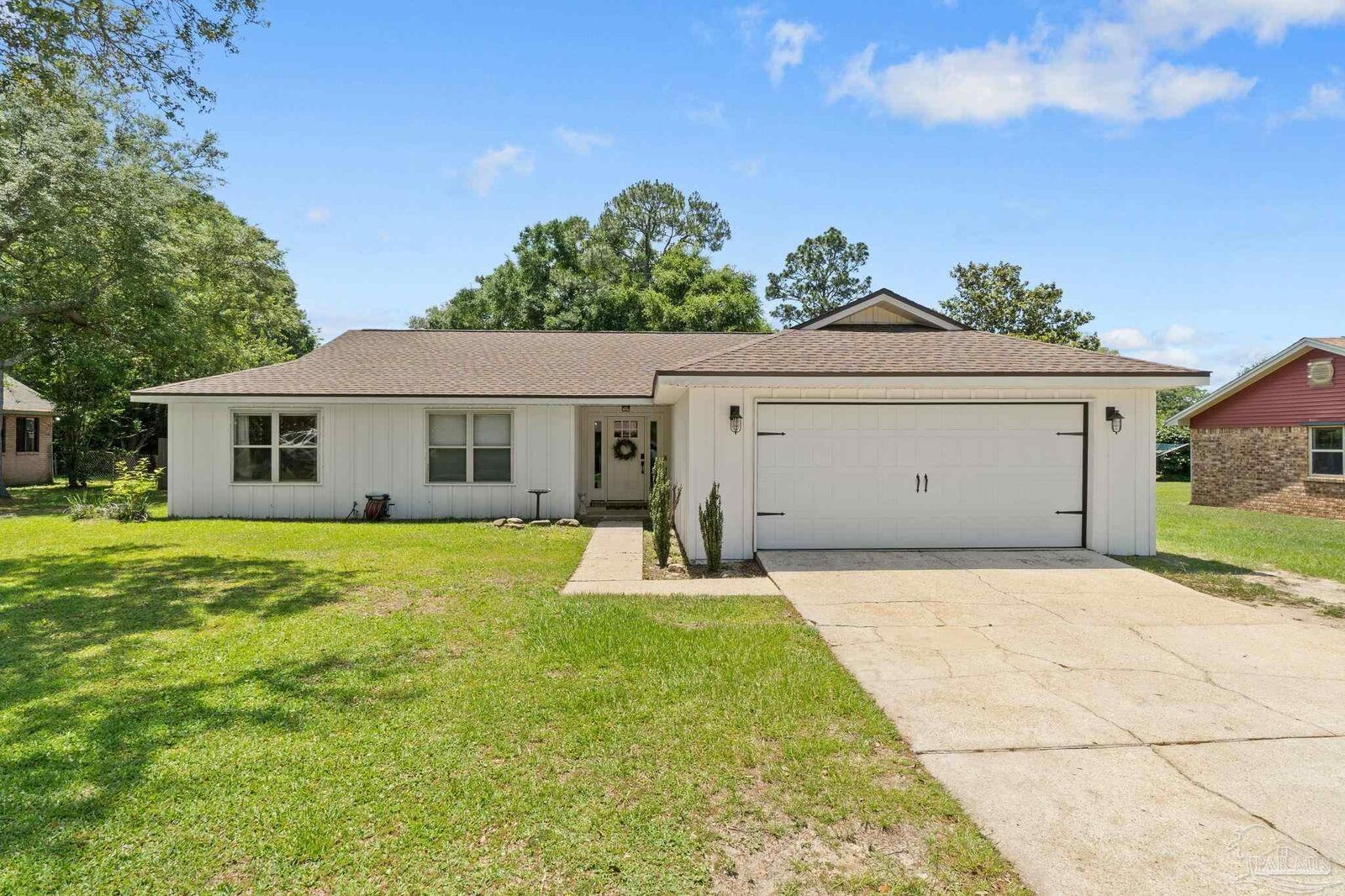 Property Photo:  2121 Oakstream Ave  FL 32526
