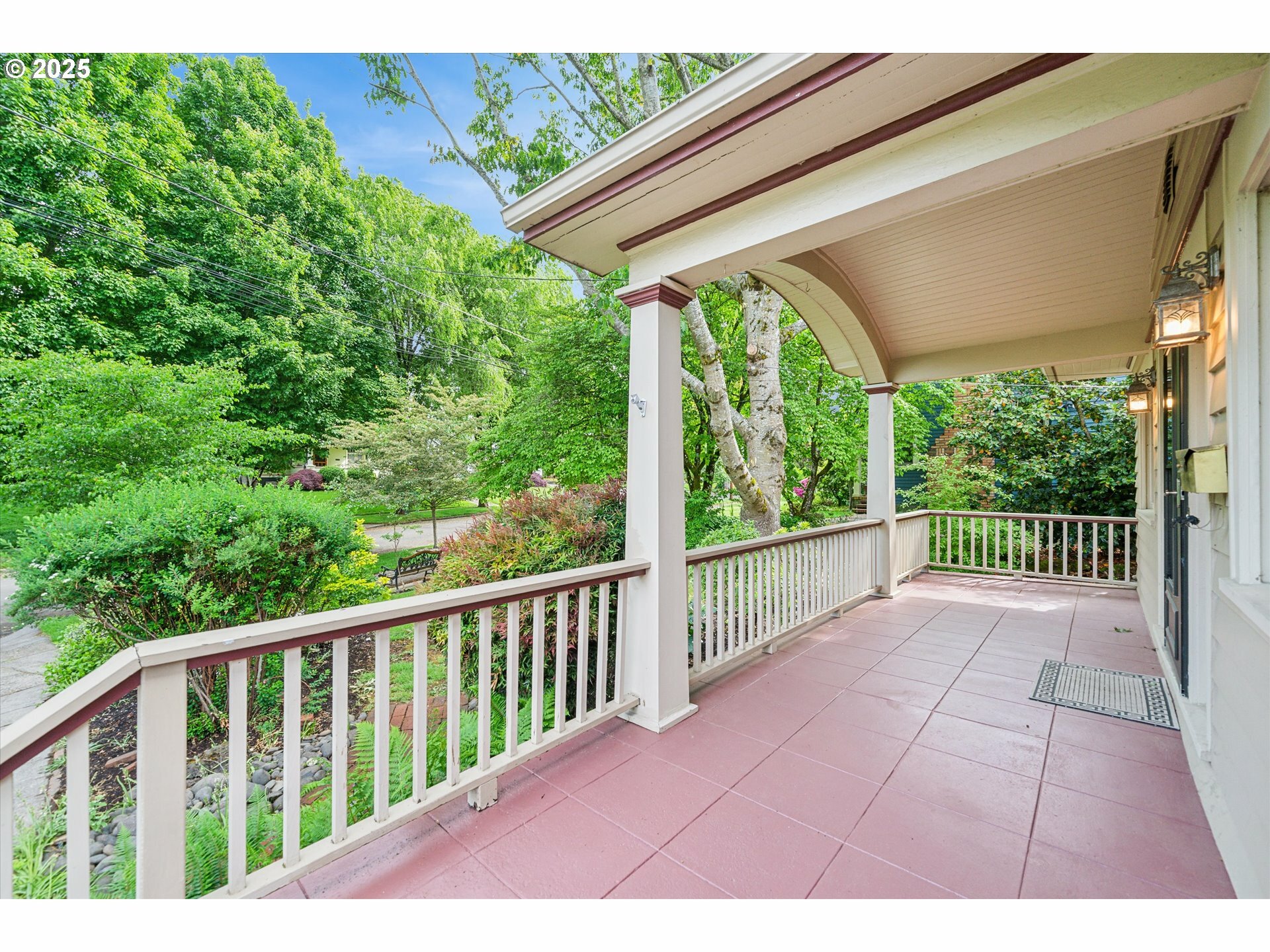 Property Photo: 4210 SE Pine St OR 97215