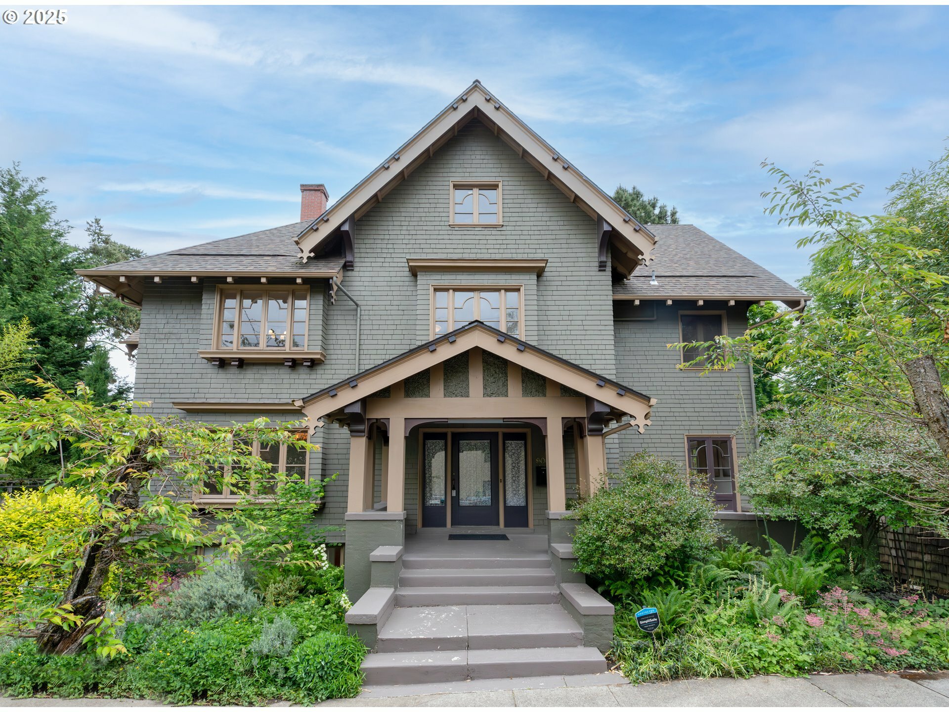 Property Photo: 908 NW 25th Ave OR 97210
