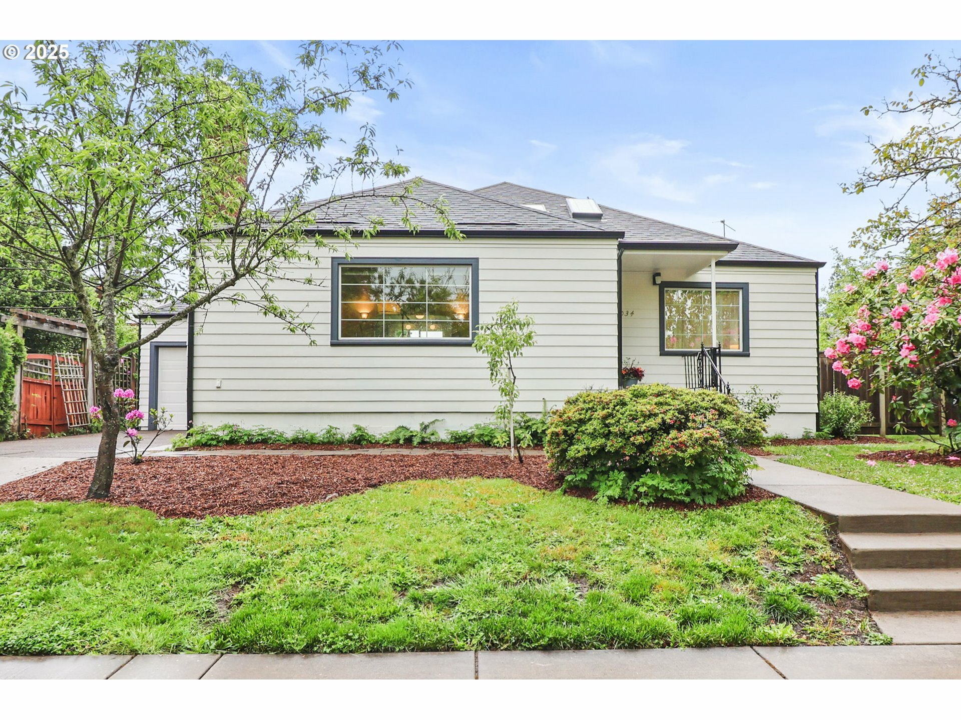Property Photo: 1034 W 10th Ave OR 97402