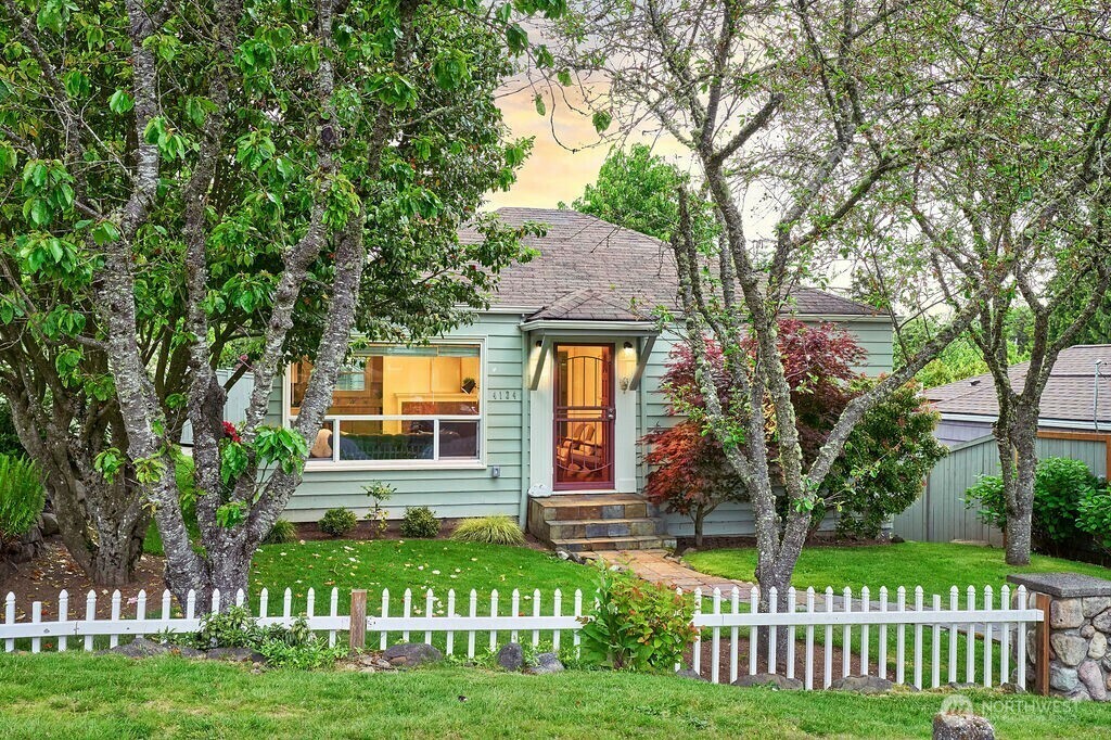 4124 SW 104th Street  Seattle WA 98146 photo