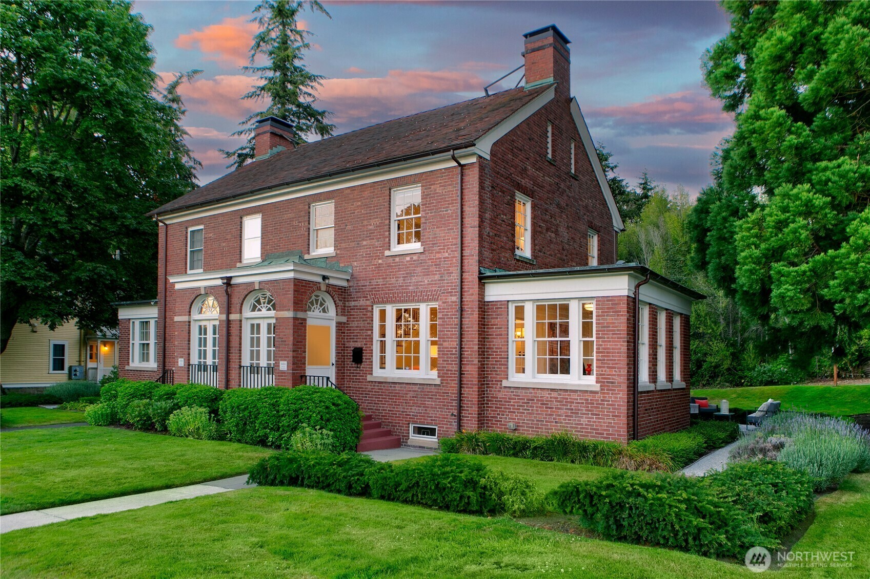 Property Photo: 4404 Montana Circle W WA 98199