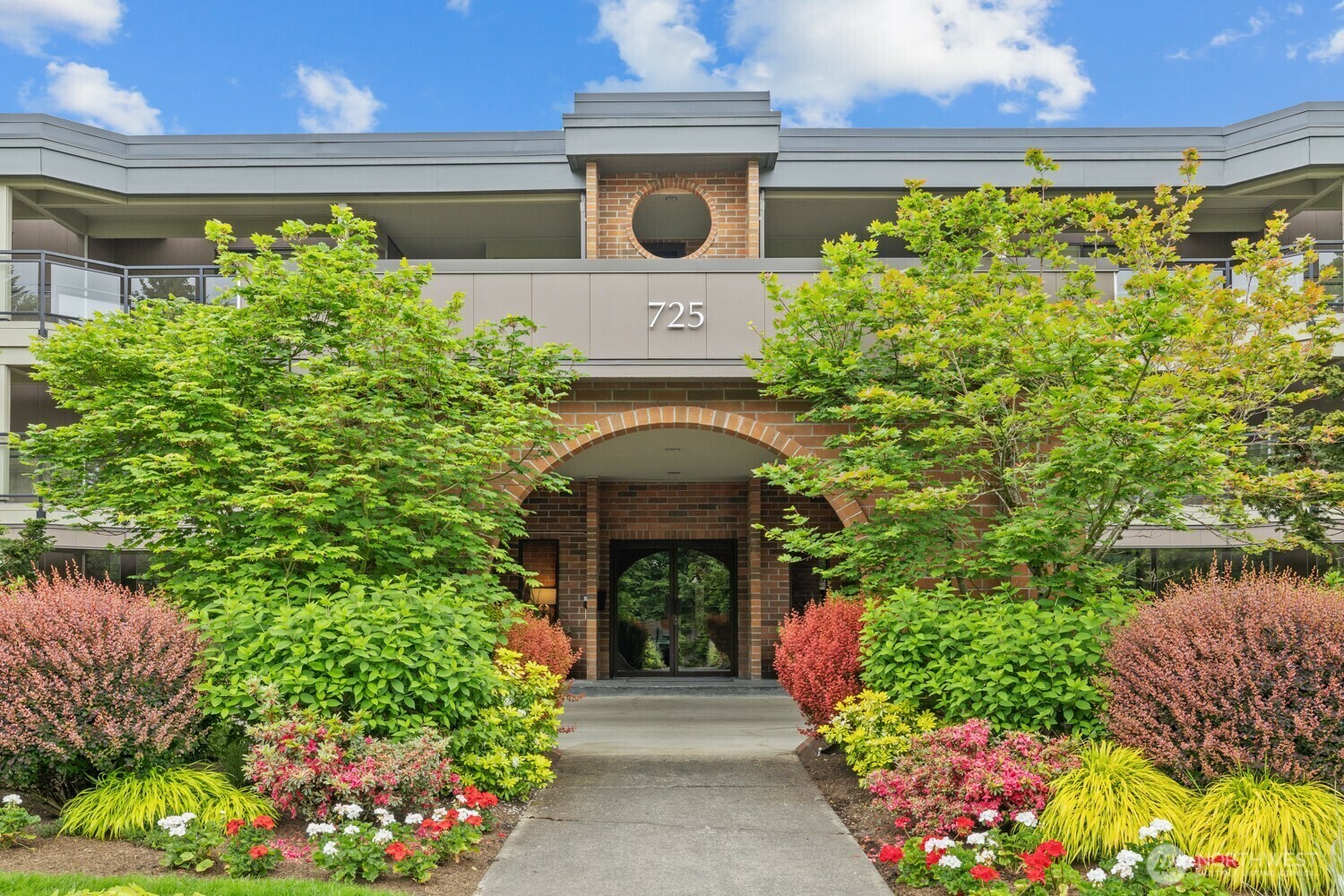 Property Photo:  725  1st Street S 104  WA 98033 