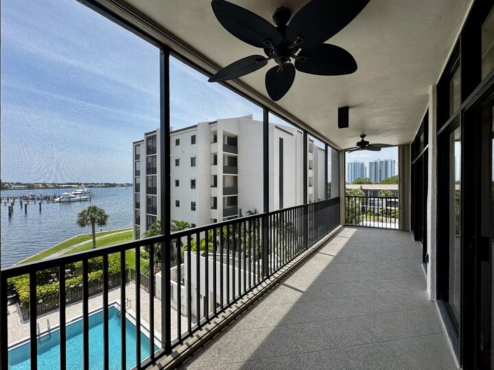 Property Photo: 11370 Twelve Oaks Way 418 FL 33408