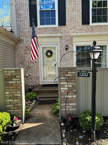 1202 King'S Cove Drive  Rochester Hills MI 48306 photo