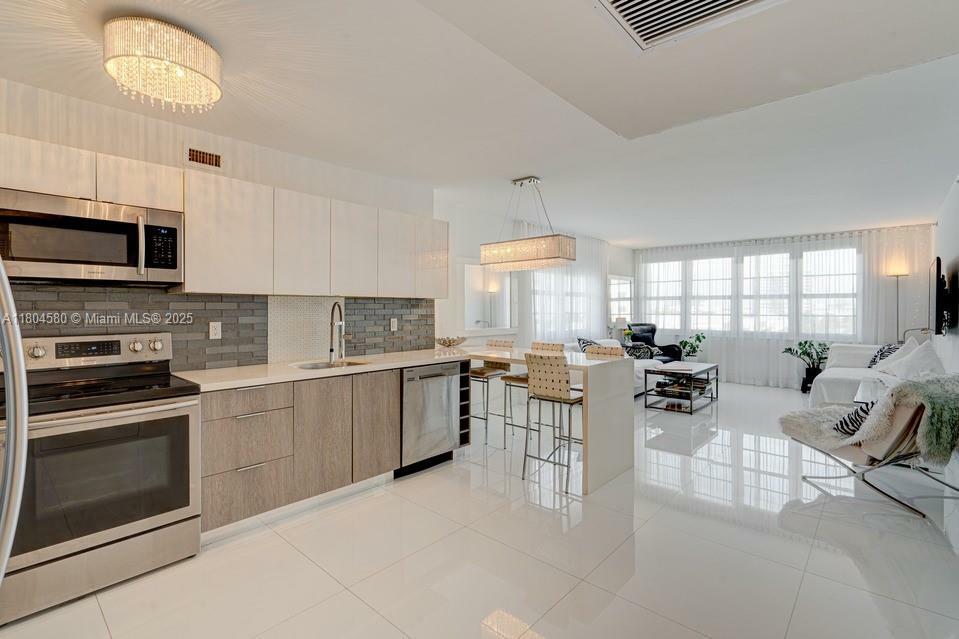 Property Photo: 100 Lincoln Rd 614 FL 33139