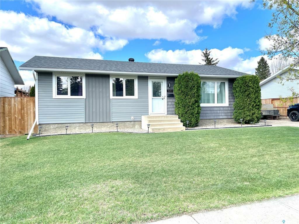Property Photo: 1619 Mackenzie King Crescent SK S9A 3C9
