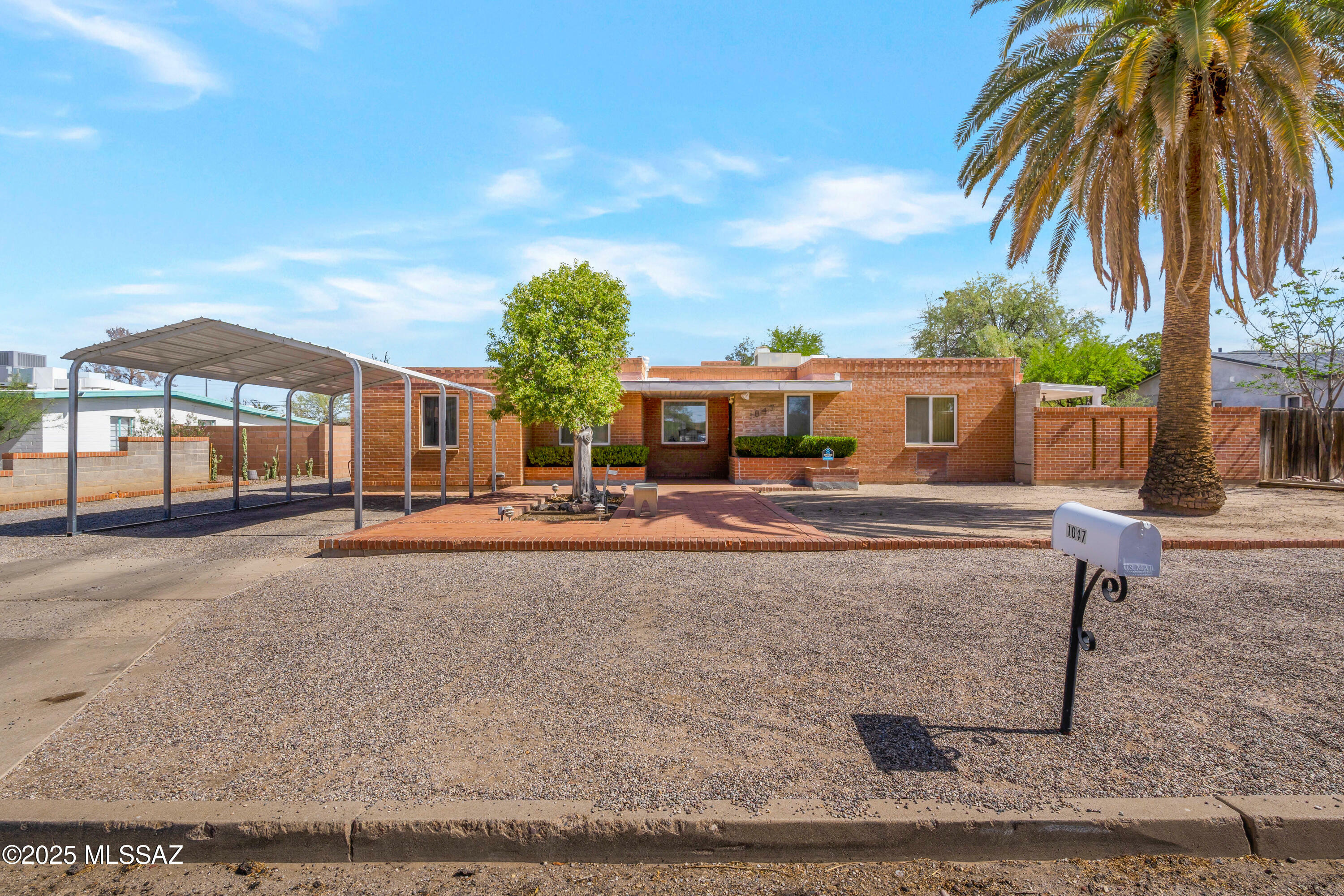 Property Photo: 1047 E Hedrick Drive AZ 85719
