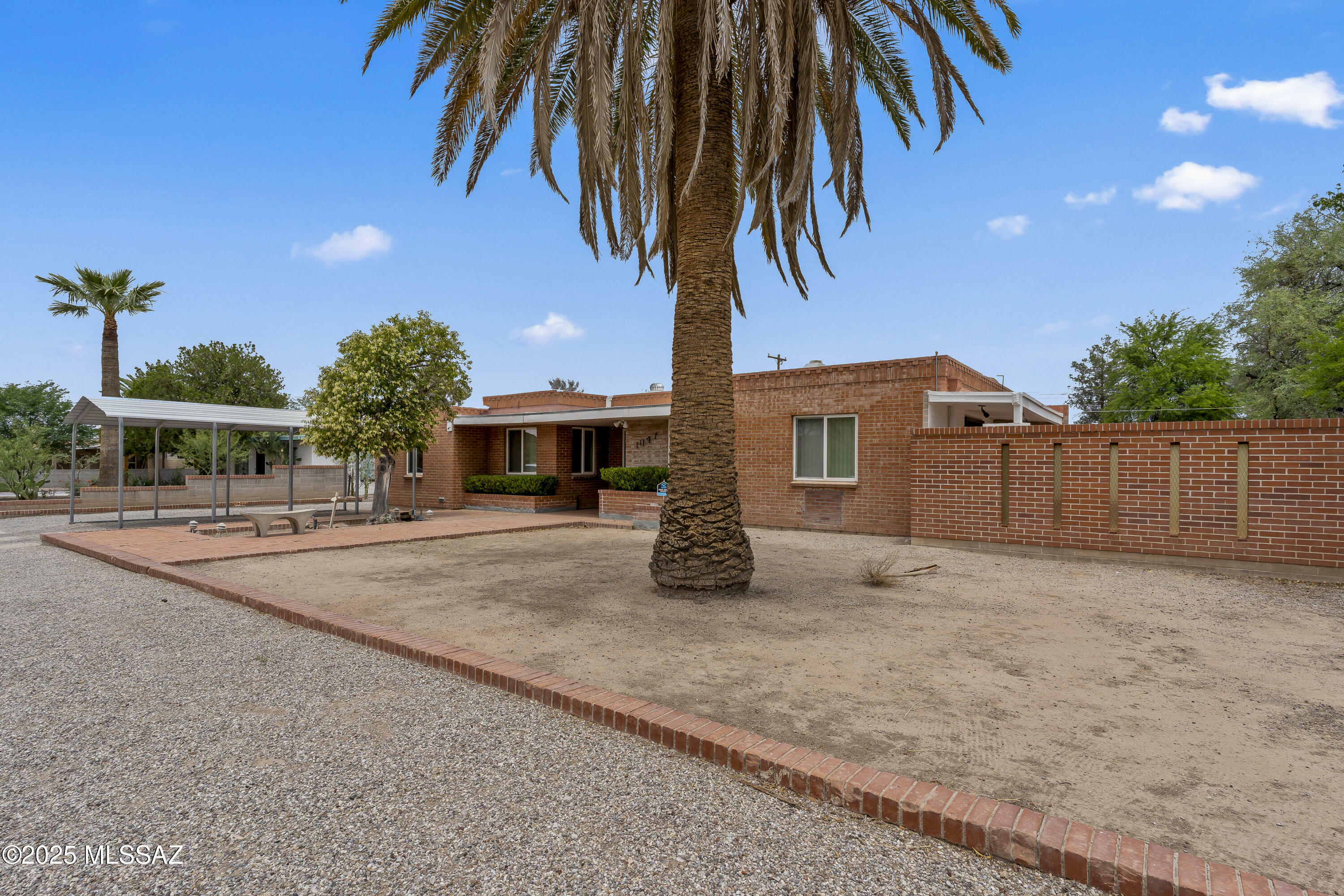 Property Photo: 1047 E Hedrick Drive AZ 85719