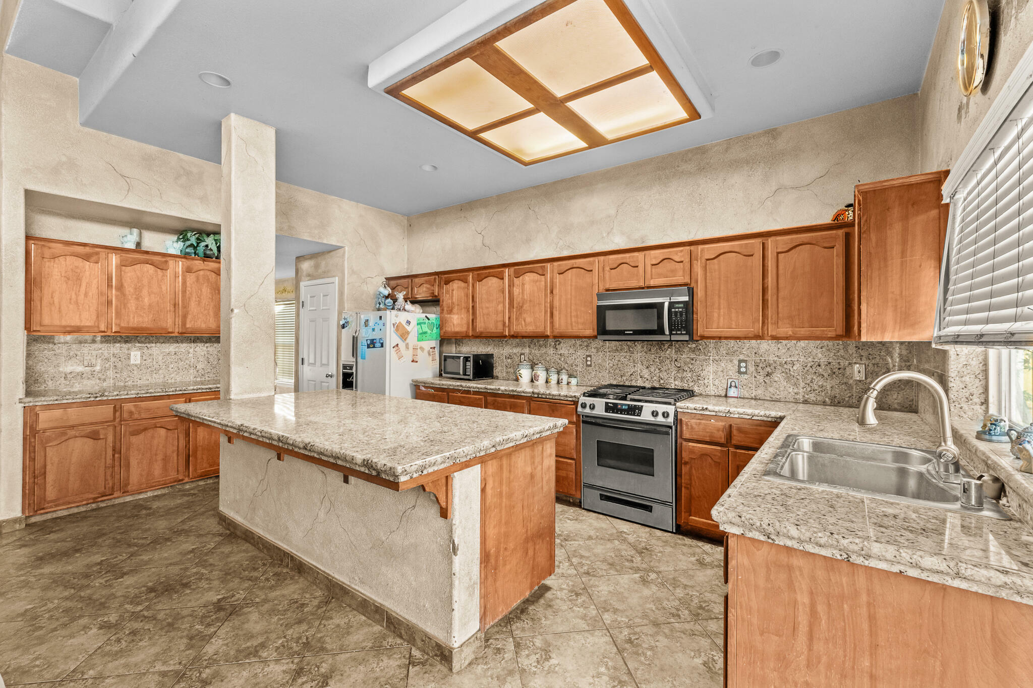 Property Photo: 618 W Kimball Avenue CA 93277