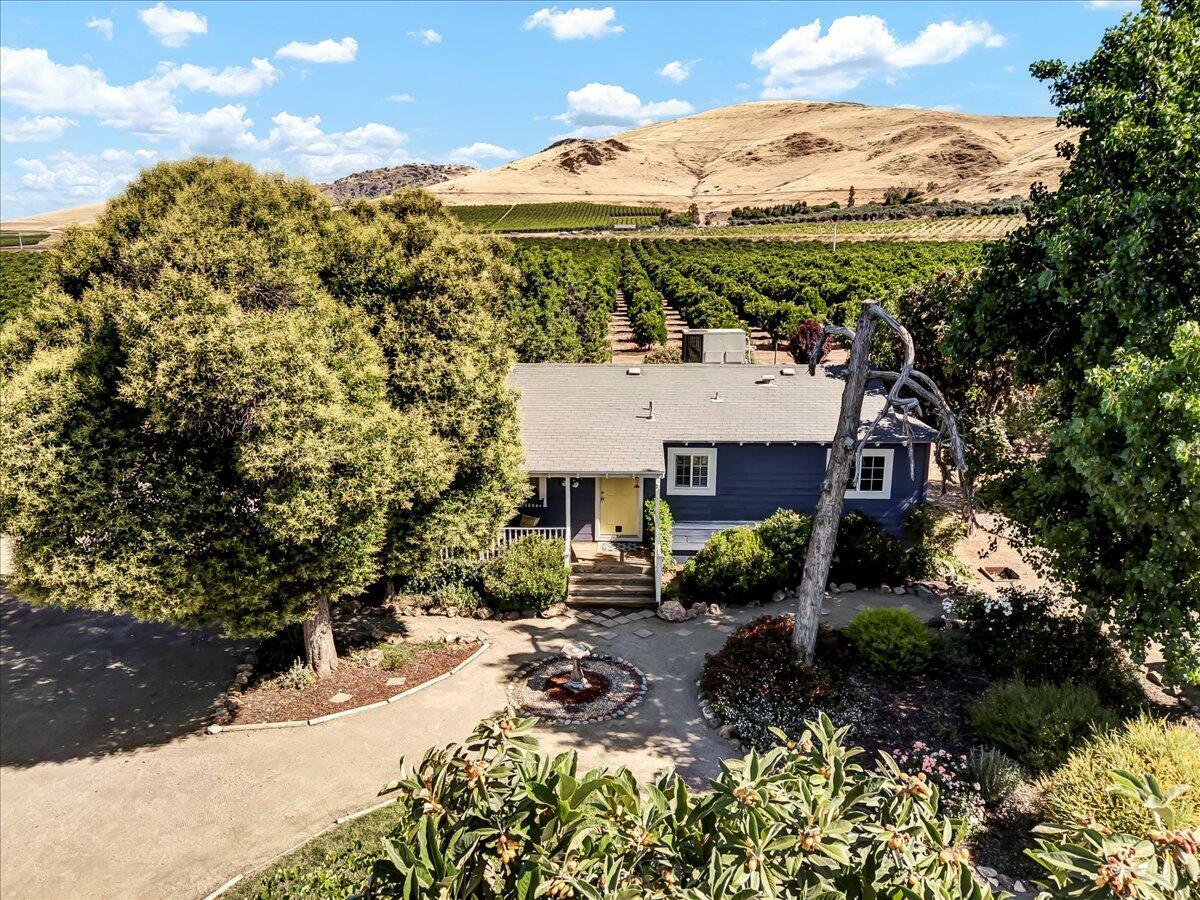 Property Photo: 22210 Avenue 252 CA 93247