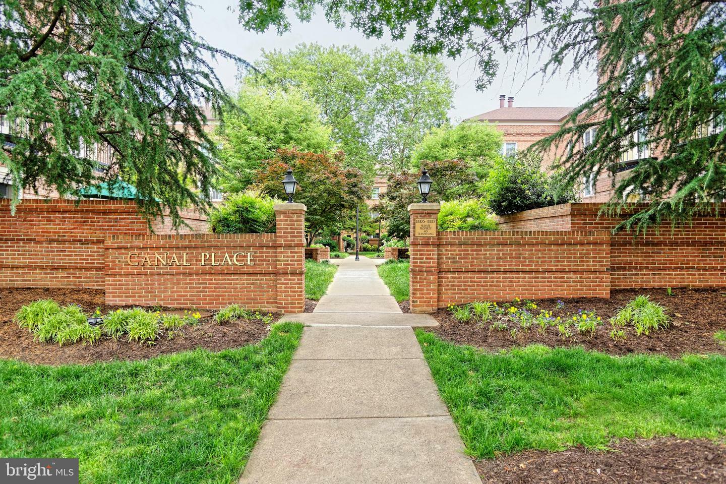 Property Photo: 1107 N Pitt Street 1B VA 22314