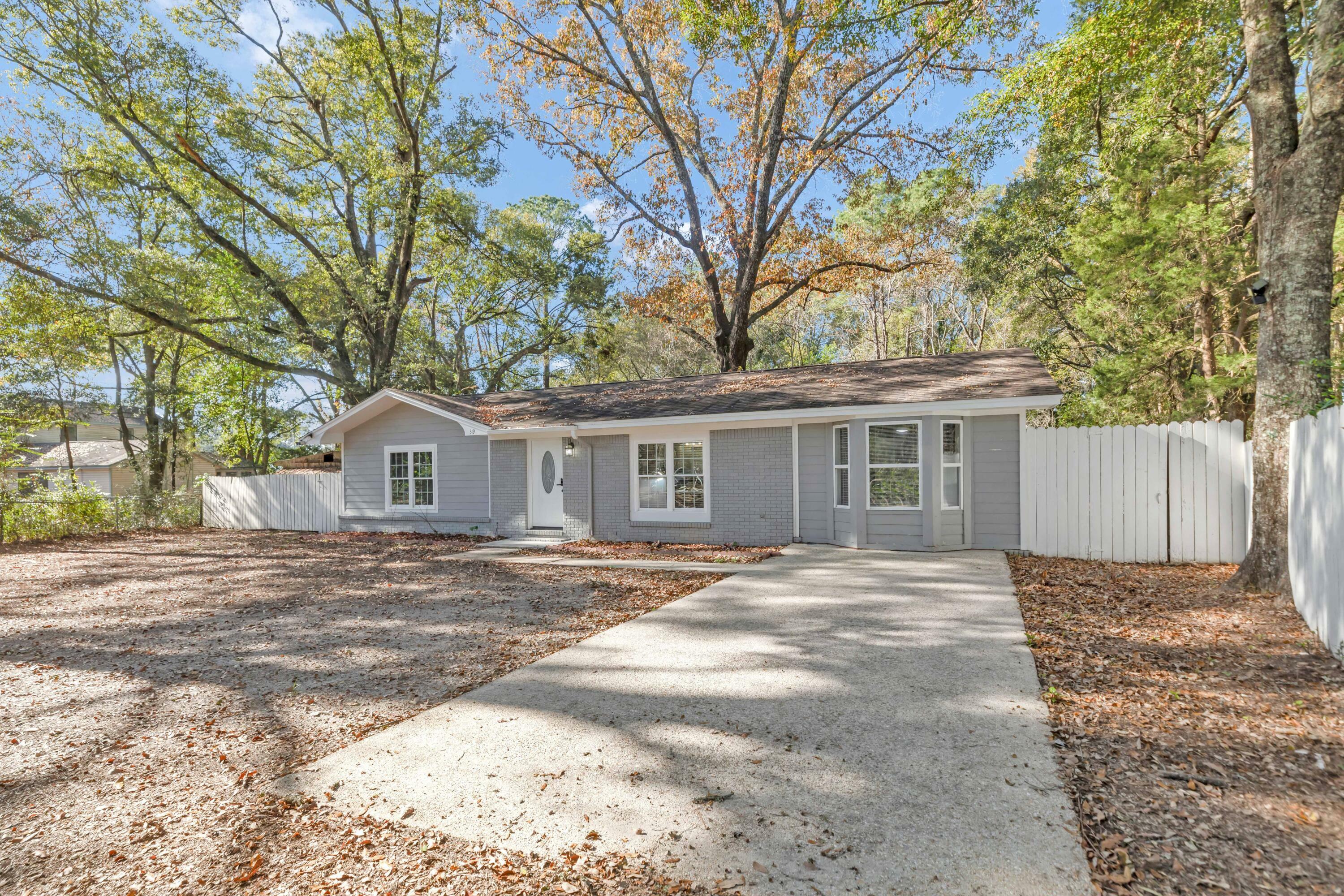 Property Photo: 319 Jones Road FL 32536