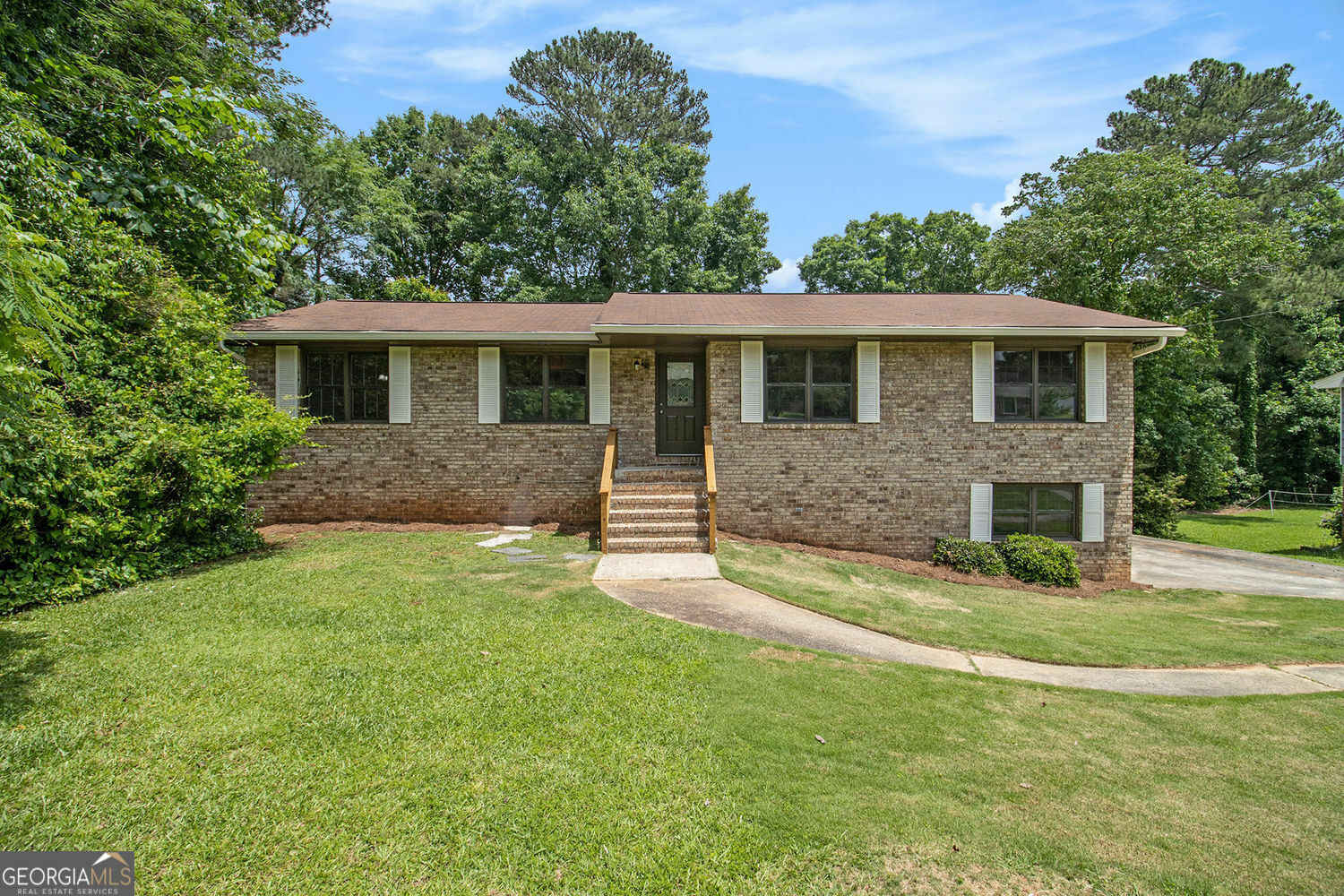 Property Photo: 530 Village Green Court SW GA 30047