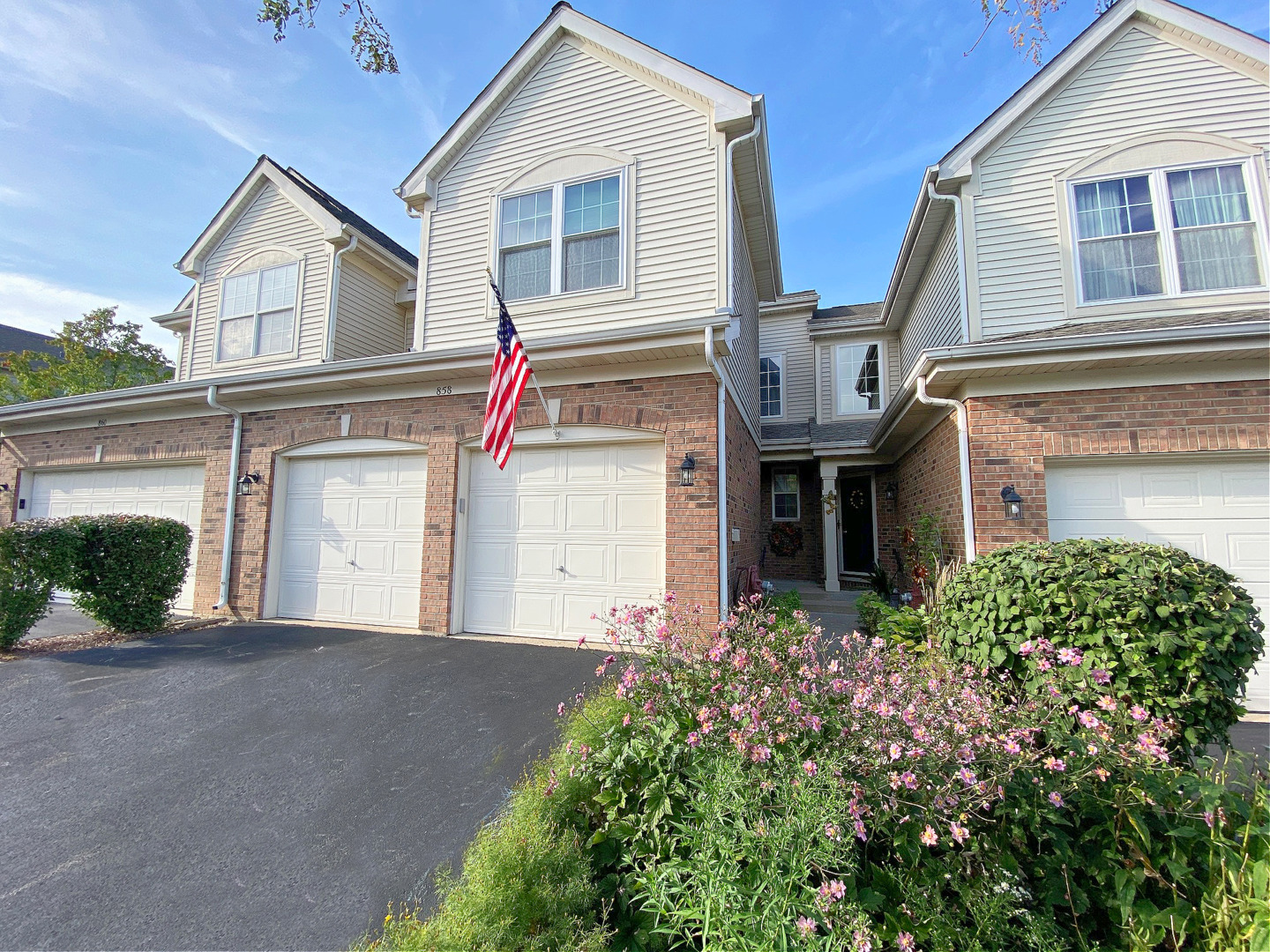 Property Photo: 858 McKenzie Station Drive IL 60532