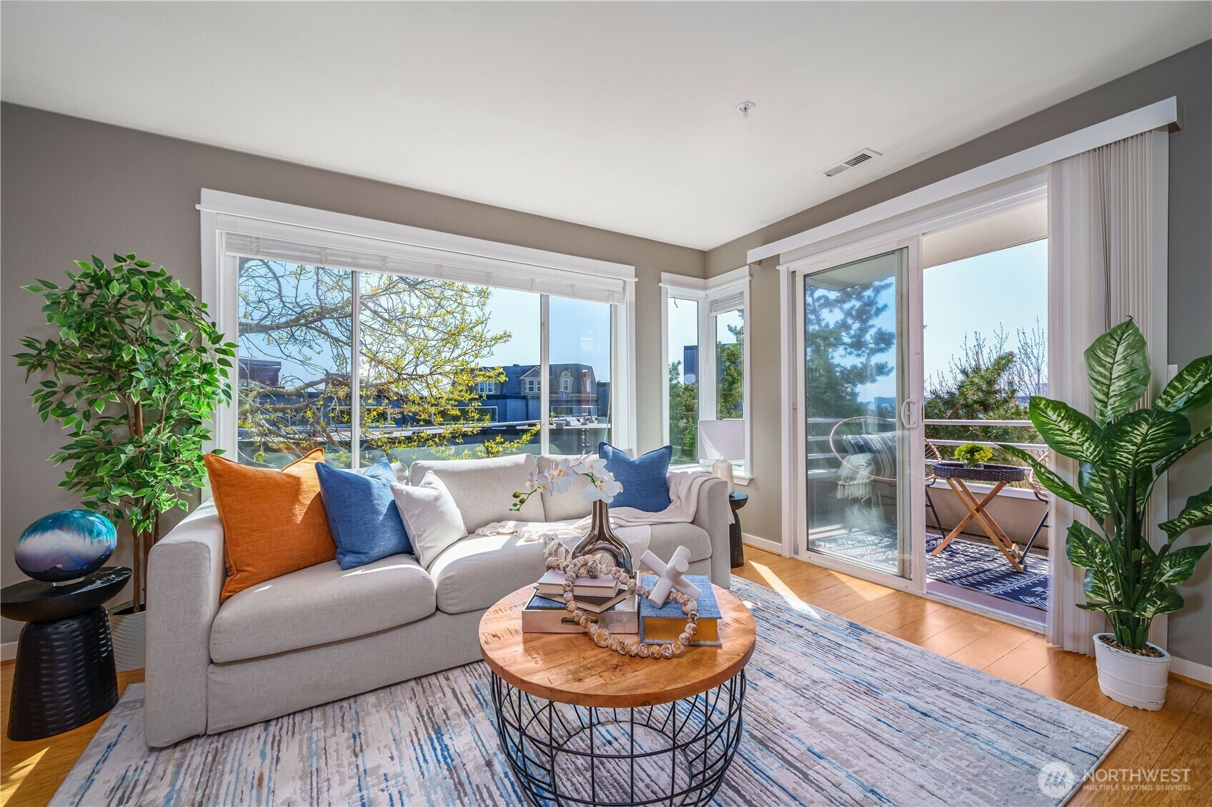 Property Photo: 622 6th Avenue W 502 WA 98119