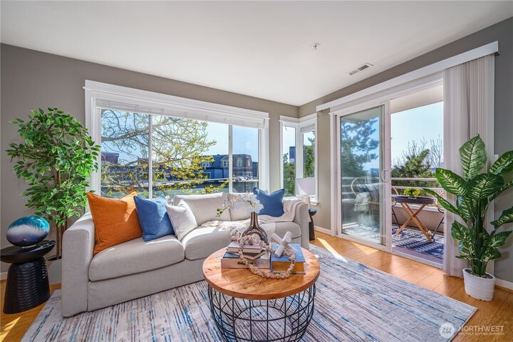 Property Photo:  622  6th Avenue W 502  WA 98119 