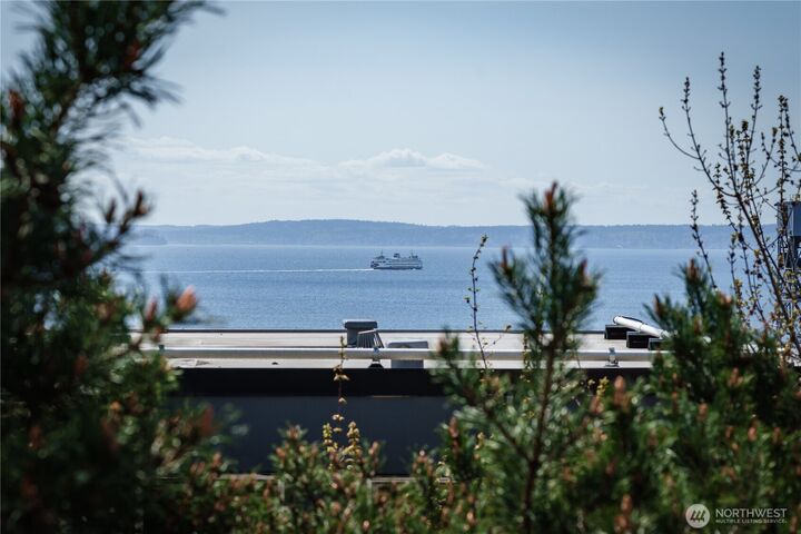 Property Photo: 622 6th Avenue W 502 WA 98119