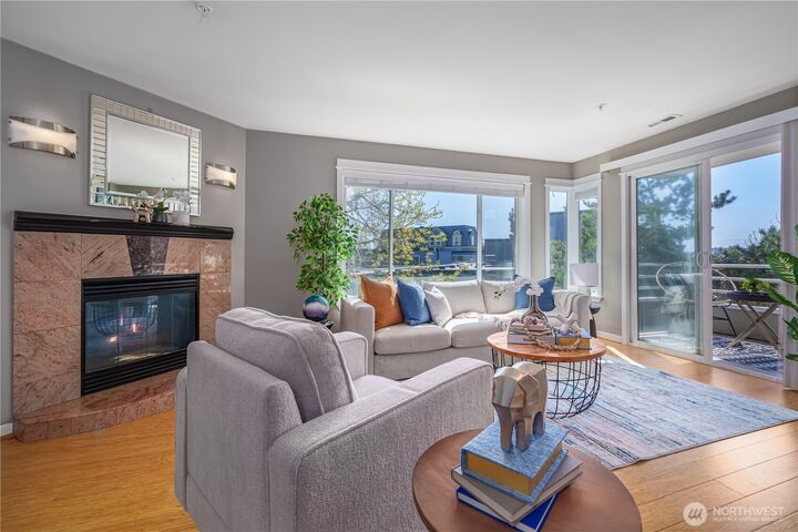 Property Photo:  622  6th Avenue W 502  WA 98119