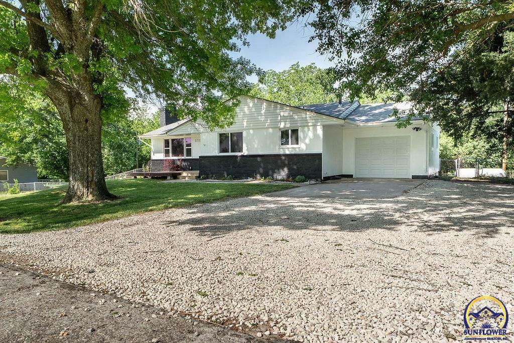 Property Photo: 2335 SW Davis Dr KS 66614