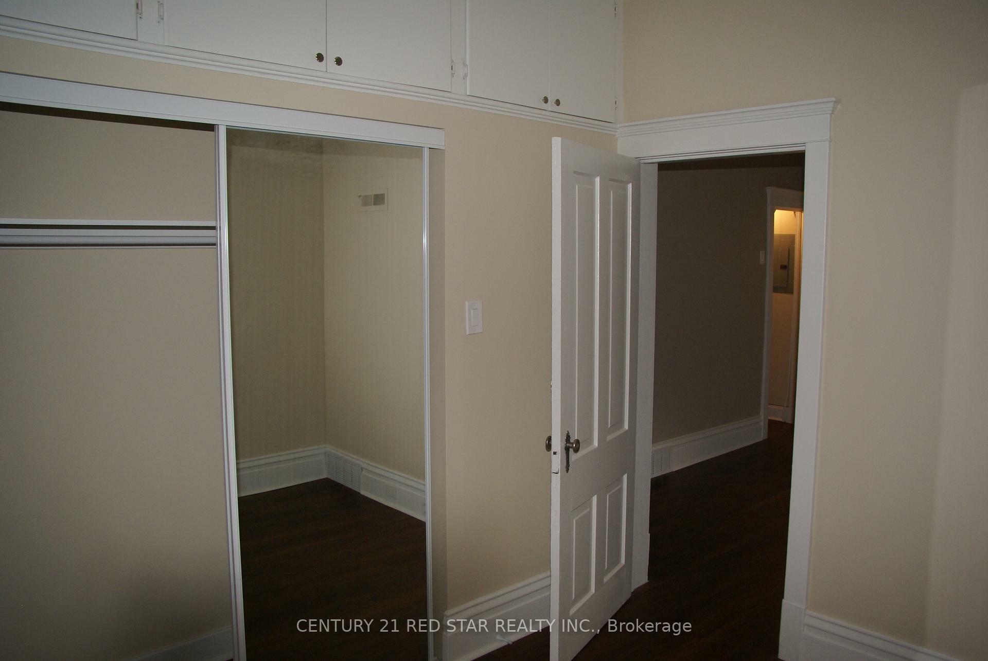 Photo de la propriété: 57 Humberside Avenue ON M6P 1J6