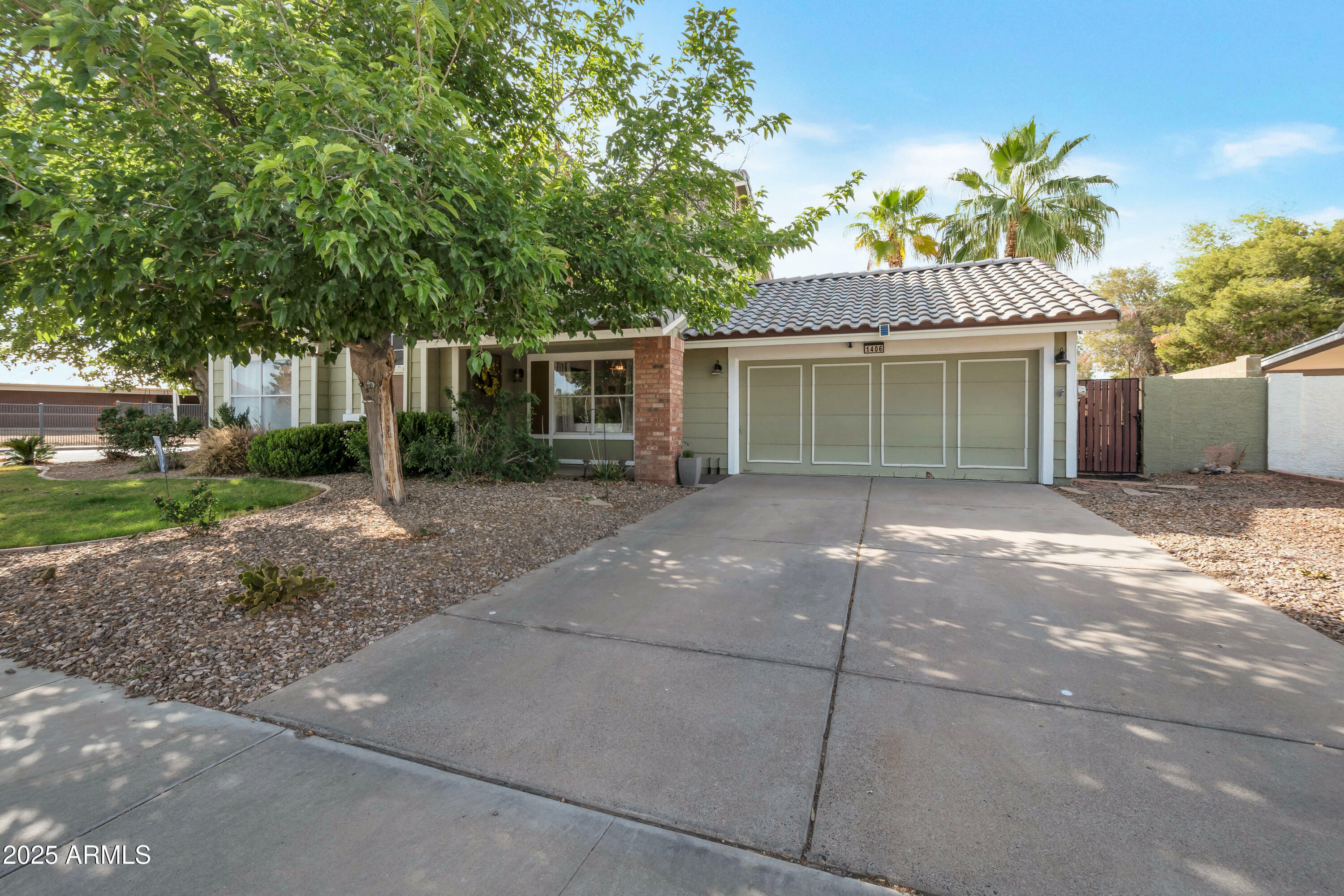 Property Photo: 1406 E Jasper Drive AZ 85225