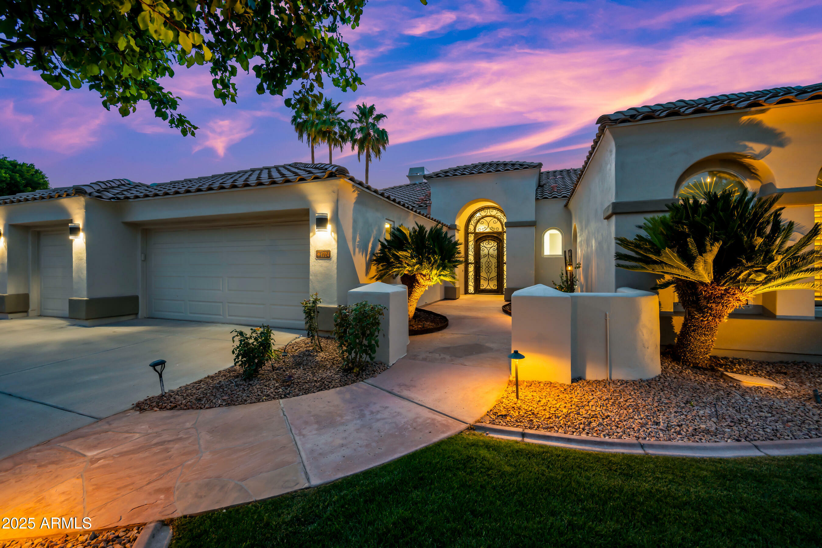 Property Photo: 1724 W Blue Ridge Way AZ 85248
