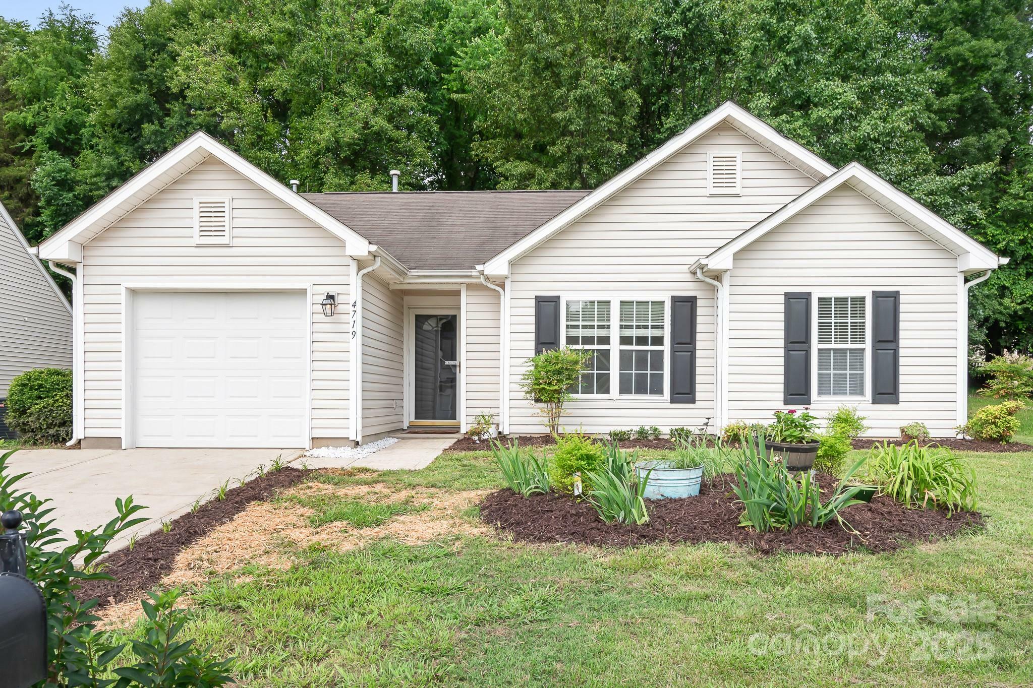 Property Photo: 4719 Sahalee Lane NC 28216