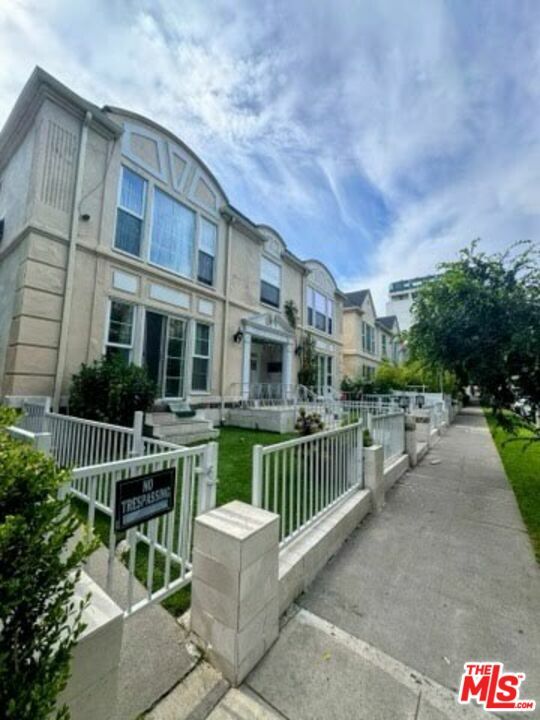 137 S Crescent Dr  Beverly Hills CA 90212 photo