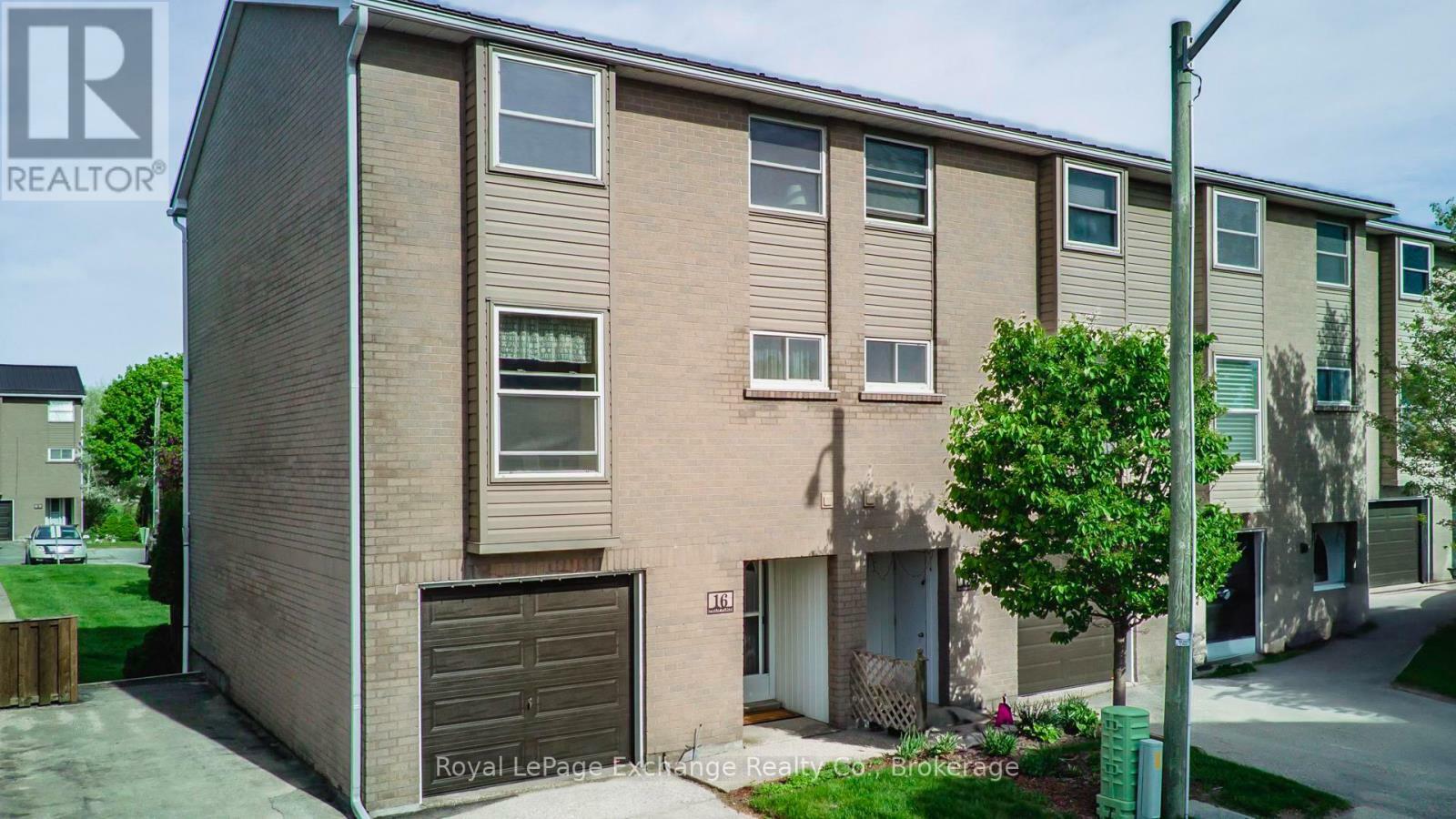 Property Photo:  16 Philip Place 16  ON N2Z 2E6 