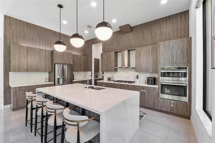 Property Photo: 9015 W Parkland Bay Trl FL 33076