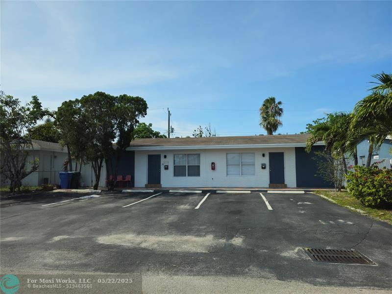 Property Photo: 661 NE 46th Ct FL 33334