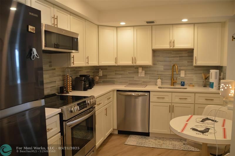 Property Photo: 3090 N Course Dr 805 FL 33069