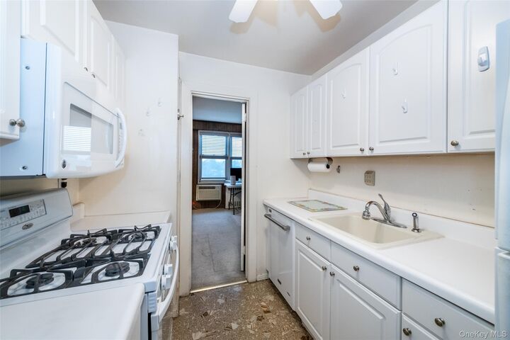 Property Photo:  1841 Central Park Avenue 8E  NY 10710 