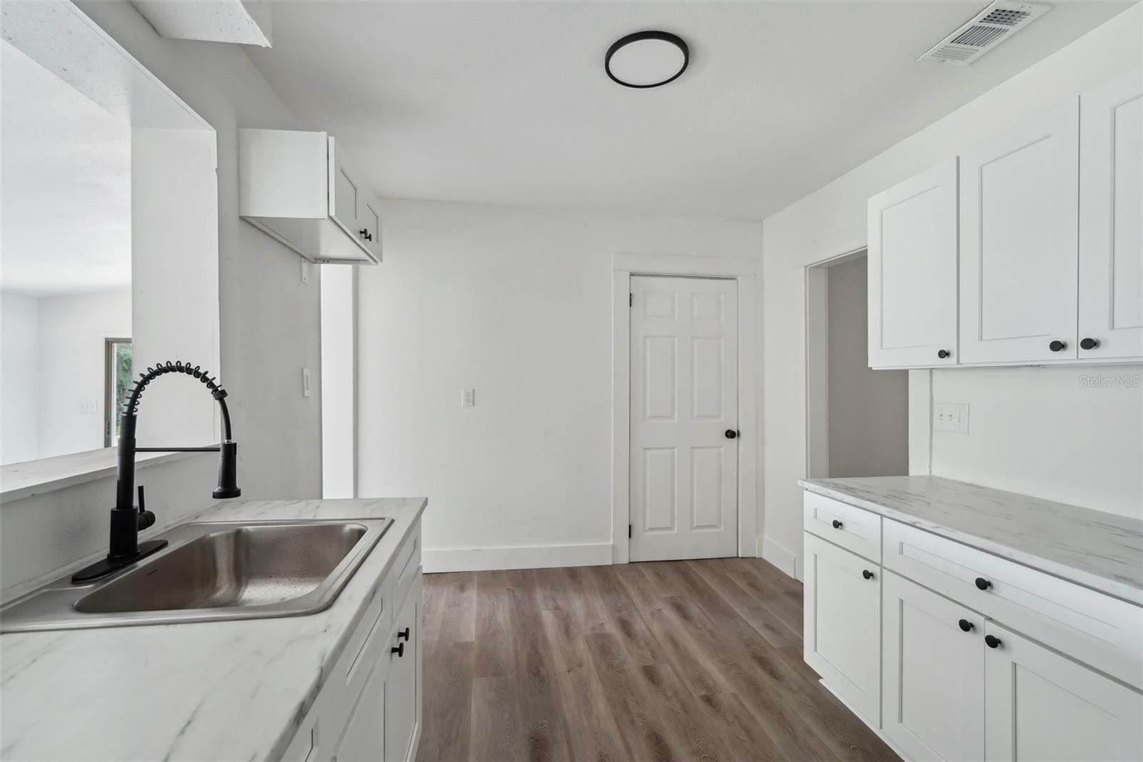 Property Photo: 20016 SE 219th Avenue FL 32640