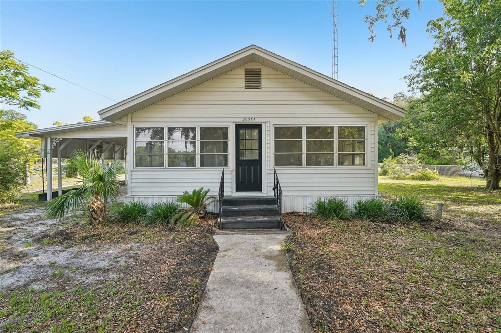Property Photo:  20014 SE 219th Avenue  FL 32640 
