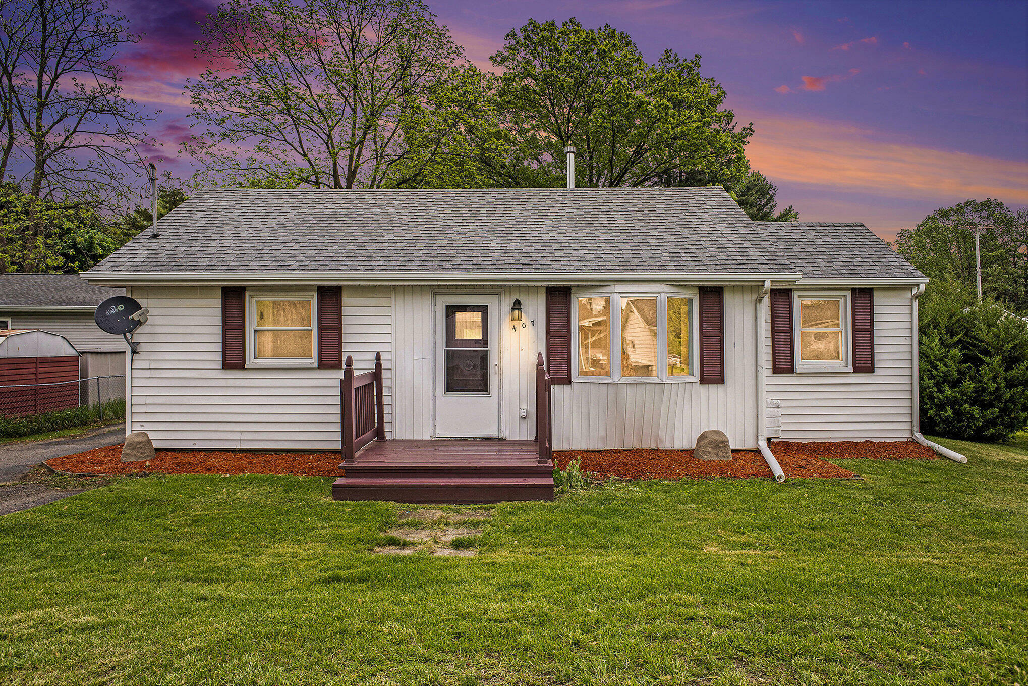 Property Photo:  407 S Maurice Avenue  MI 49203 