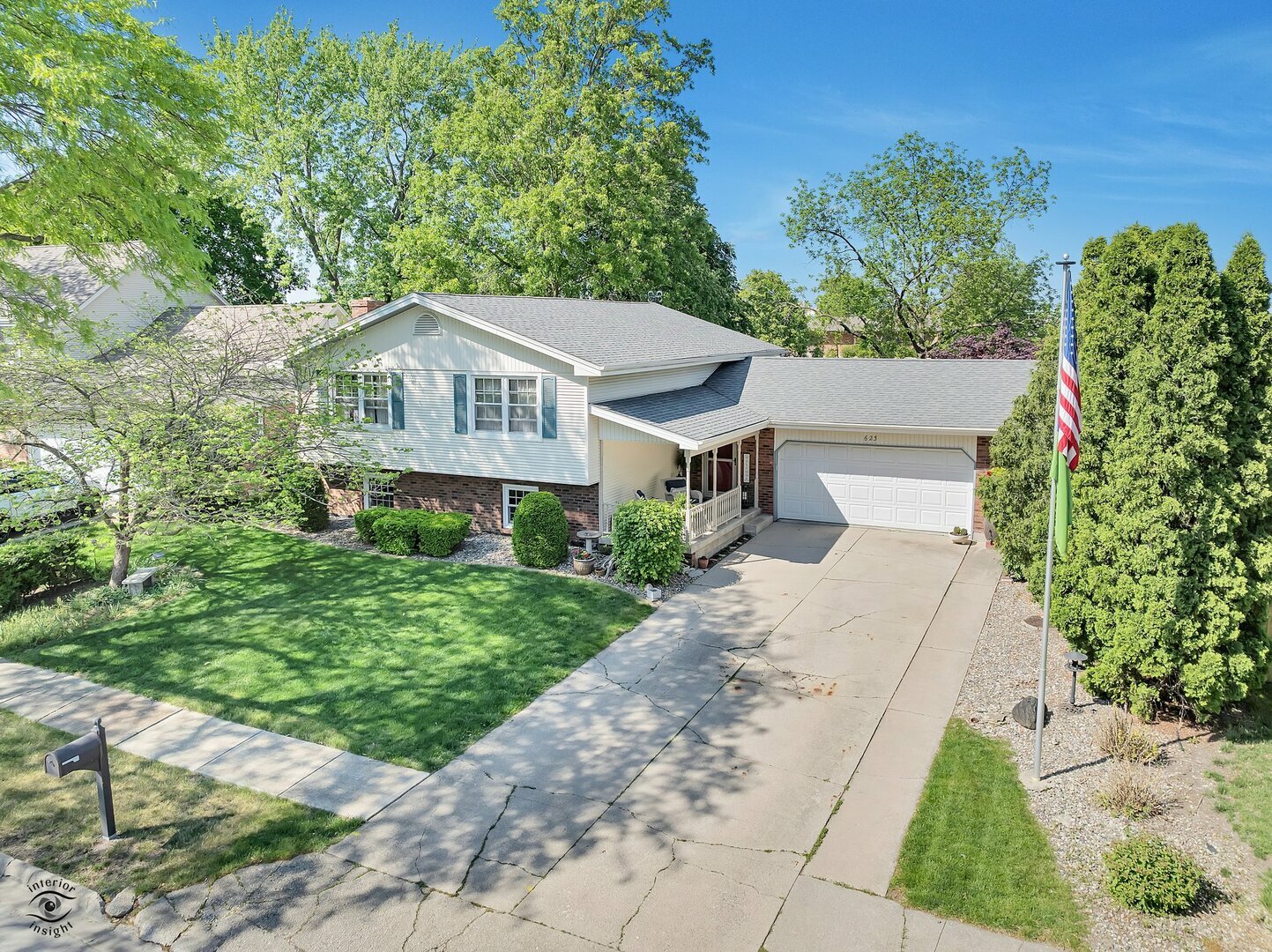 Property Photo: 623 Woodstock Lane IL 60914