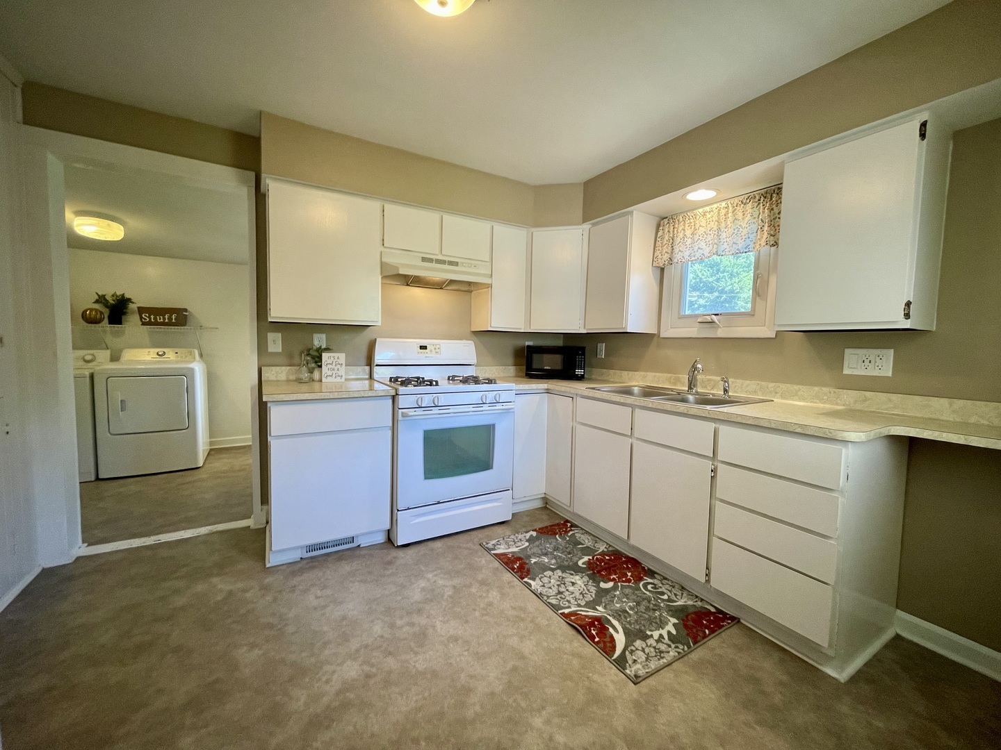 Property Photo: 308 W Reader Street IL 60119