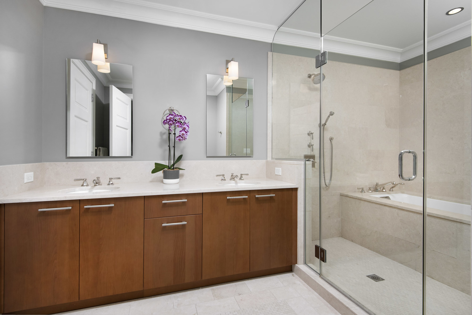 Property Photo: 2550 N Lakeview Avenue S2005 IL 60614