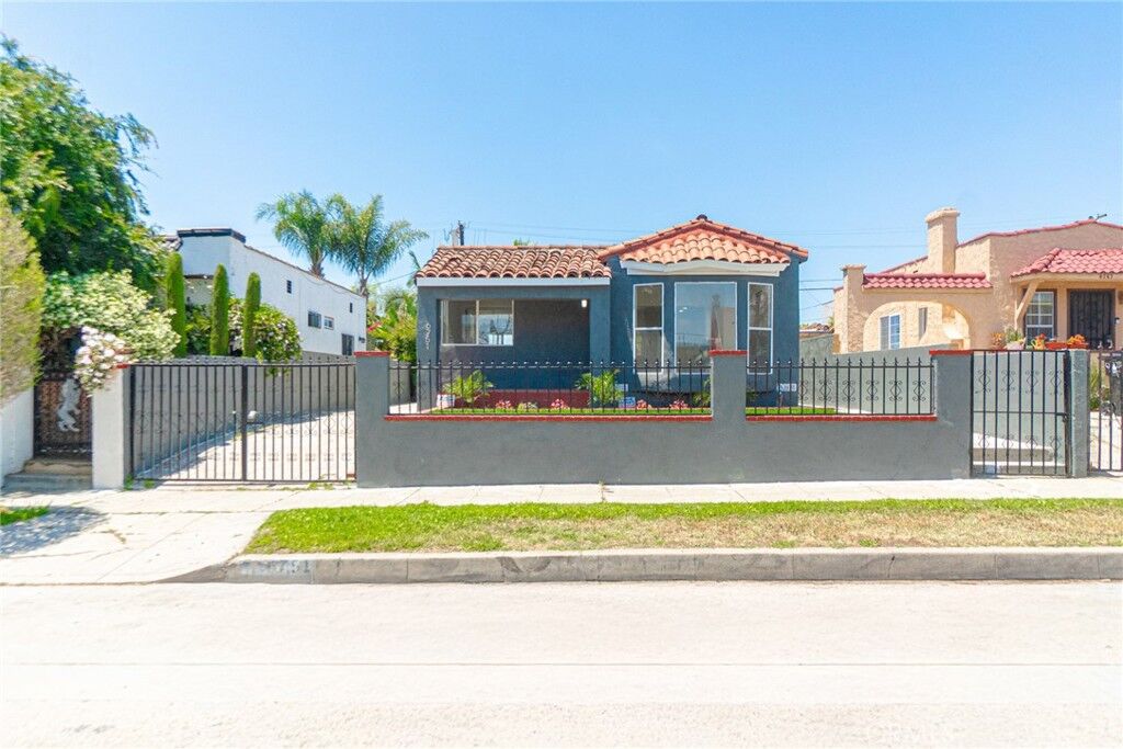 Property Photo:  6751 7th Avenue  CA 90043 