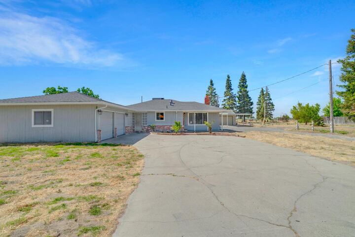 Property Photo: 1412 E Glenwood Avenue CA 95380