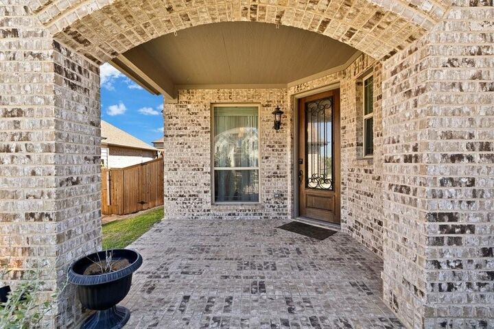 Property Photo: 914 Park Vista Drive TX 76247